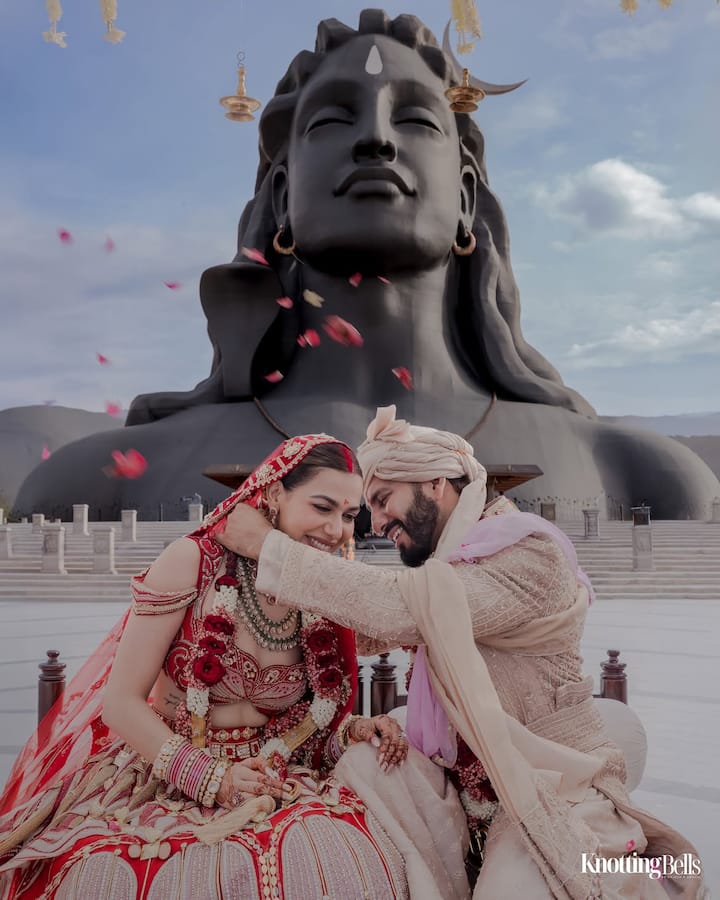 पलक पुरसवानी और रोहन खन्ना की शादी किसी शाही समारोह में नहीं, बल्कि तमिलनाडु के कोयंबटूर स्थित ईशा योगा सेंटर में बेहद सादगी और निजी माहौल में हुई. दोनों ने परिवार और करीबी लोगों की मौजूदगी में सात फेरे लिए.
