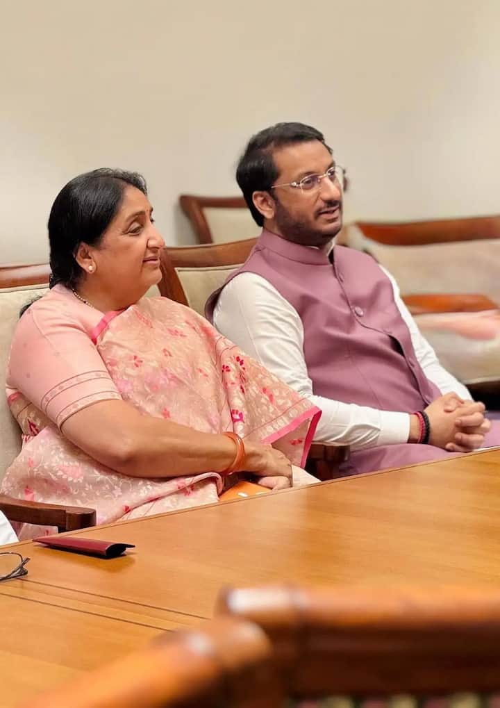 राष्ट्रवादी काँग्रेसचे संस्थापक शरद पवार (Sharad Pawar) यांची नात आणि खासदार सुप्रिया सुळे यांची कन्या रेवती हिचा लग्नसोहळा आज मुंबईतील पंचतारांकित हॉटेलमध्ये नुकताच पार पडला. यावेळी राष्ट्रवादी अजित पवार गटाचे नेते पार्थ पवार यांच्या एन्ट्रीने सगळ्याचं लक्ष वेधलं होतं.