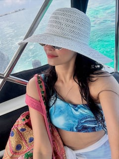 Daisy Shah Photo: બીચ લુકમાં ડેઝી શાહે કેમેરા સામે આપ્યા કિલર પોઝ, તસવીરો થઈ વાયરલ