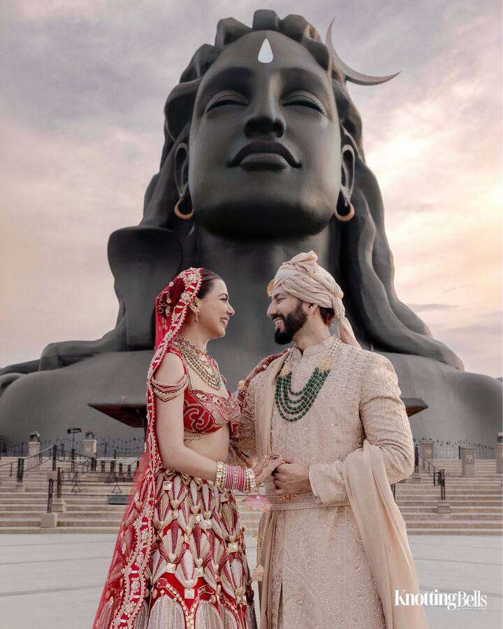 उन्होंने आगे लिखा, '26 की सुबह, जब आदियोगी के सामने सूरज उगा और हमारे सबसे करीबी परिवार और दोस्त हमारे साथ थे, तो हमने एक-दूसरे के साथ ज़िंदगी भर साथ निभाने का वादा किया. उस पल हमें समझ आया कि बाकी चीज़ें क्यों नहीं हो पाई थीं. कुछ मंज़िलें चुनी नहीं जातीं. वो आपको चुनती हैं. ये वो शादी नहीं थी जिसका हमने प्लान बनाया था. ये वो शादी थी जो हमारे लिए ही बनी थी.'