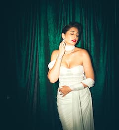 Nargis Fakhri Photoshoot: વ્હાઈટ ઓફ શોલ્ડર આઉટફીટમાં ગોર્જિયસ લાગી નરગીસ ફખરી