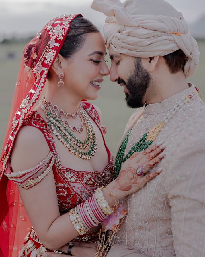 पलक ने अन्य फोटोज में लिखा, 'कुछ प्रेम कहानियां सिर्फ़ हम नहीं लिखते... उन्हें तो कायनात लिखती है. हमने उस जगह को हर जगह ढूंढा जहां से हम अपनी 'हमेशा वाली' जिंदगी शुरू कर सकें. जॉर्डन. अल-उला. श्रीलंका. न जाने कितनी जगहें देखीं. बहुत प्लान बनाए. लेकिन हर रास्ता हमें एक ही मंजिल तक ले गया. महादेव के चरणों में.'