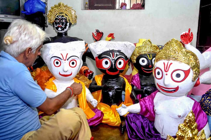 তুলা (Libra): প্রচলিত বিশ্বাস অনুযায়ী, তুলা রাশির জাতক-জাতিকারা ভগবান জগন্নাথের বিশেষ আশীর্বাদ লাভ করেন। তাঁদের জীবনে সাফল্যের সম্ভাবনা বেশি থাকে এবং কর্মক্ষেত্রে ধীরে ধীরে উন্নতির সুযোগ আসে। আর্থিক দিকেও স্থিতিশীলতা বজায় থাকে বলে মনে করা হয়। পরিবারে সুখ-শান্তি এবং অন্ন-বস্ত্রের অভাব খুব কমই দেখা যায়।