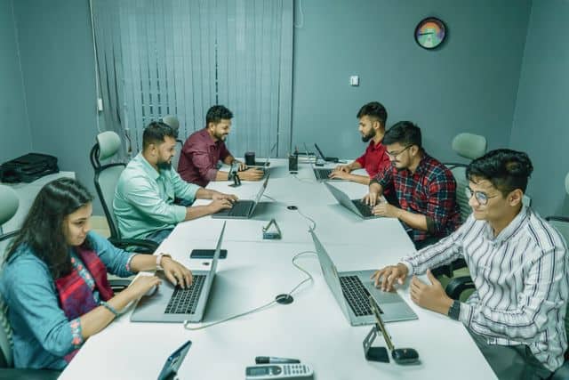 IIT यानी इंडियन इंस्टीट्यूट ऑफ टेक्नोलॉजी देश के सबसे प्रतिष्ठित सरकारी इंजीनियरिंग संस्थानों में शामिल हैं. पूरे भारत में 23 IIT हैं, जहां मैकेनिकल, सिविल, इलेक्ट्रिकल, केमिकल, कंप्यूटर साइंस समेत कई इंजीनियरिंग ब्रांच में पढ़ाई होती है। इन संस्थानों में रिसर्च, इनोवेशन, आधुनिक लैब, बेहतरीन फैकल्टी और मजबूत प्लेसमेंट पर खास जोर दिया जाता है. यही वजह है कि IIT की डिग्री को देश और विदेश दोनों जगह काफी सम्मान मिलता है.