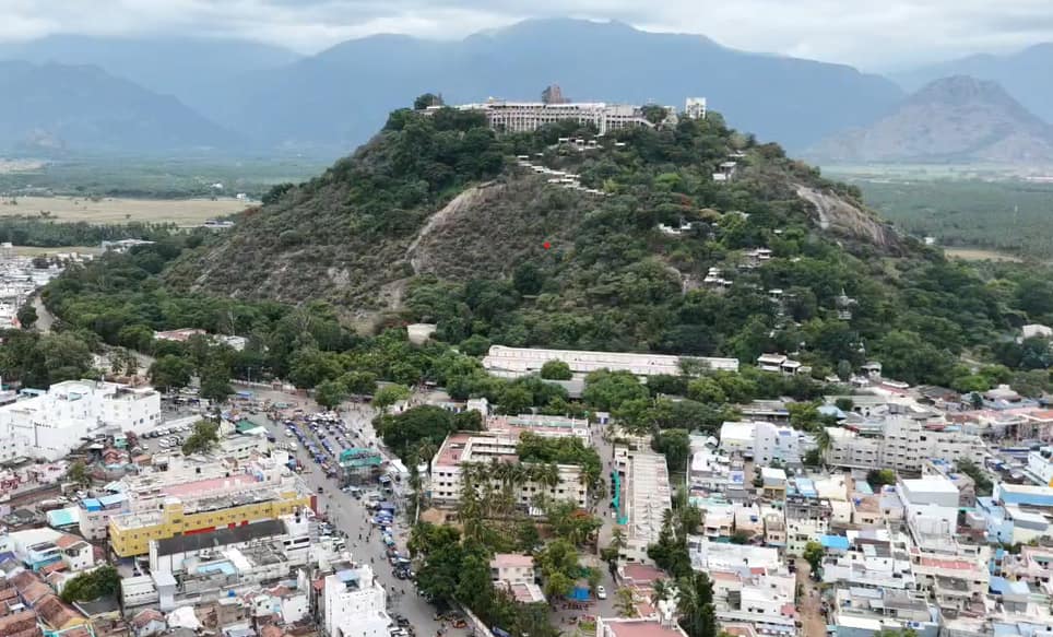 விஜய் ஆட்சியில் முருகனுக்கே மொட்டை! பழனி கோயில் நிலம் ரூ.110 கோடி சுருட்டல் - மொட்டையடித்து ராமரவிக்குமார் ஆவேசம்
