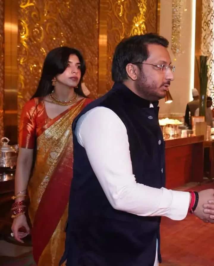 काही महिन्यांपूर्वी पार्थ पवार आणि कायनात धार यांनी मध्य प्रदेशातील प्रसिद्ध महाकाल मंदिरात एकत्र दर्शन घेतले होते, ज्यांचे फोटो सोशल मीडियावर मोठ्या प्रमाणात व्हायरल झाले होते.