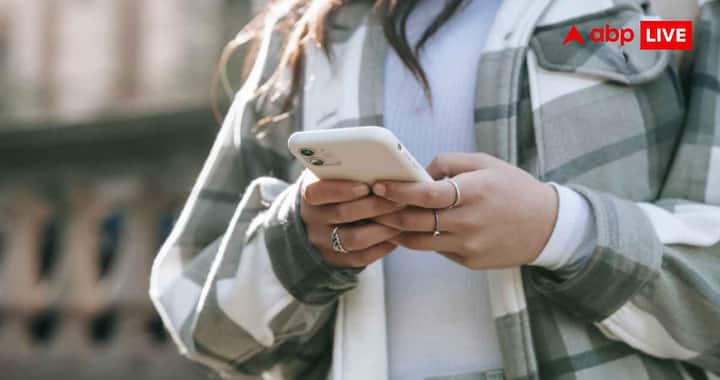 अगर स्क्रीन पूरी तरह काम करना बंद कर दे तो सबसे पहले फोन को Force Restart करें. Android में पावर बटन और वॉल्यूम डाउन बटन को एक साथ 10 से 15 सेकंड तक दबाकर रखें. वहीं iPhone में पहले वॉल्यूम अप दबाएं, फिर वॉल्यूम डाउन और उसके बाद पावर बटन को तब तक दबाकर रखें, जब तक Apple का लोगो दिखाई न दे. इससे फोन की मेमोरी रिफ्रेश हो जाती है और कई बार स्क्रीन दोबारा सामान्य तरीके से काम करने लगती है.