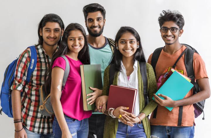 वहीं ज्यादातर IIIT में एडमिशन JEE Main की रैंक के आधार पर होता है. कुछ संस्थान अपनी अलग प्रवेश प्रक्रिया भी अपनाते हैं. IIT में सीटें सीमित होने के कारण यहां प्रतियोगिता काफी ज्यादा रहती है.
