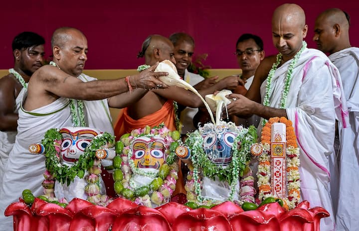 বৃষ (Taurus): বৃষ রাশির মানুষ পরিশ্রমী, ধৈর্যশীল এবং বাস্তববাদী হিসেবে পরিচিত। জ্যোতিষীয় বিশ্বাস অনুযায়ী, ভগবান জগন্নাথের কৃপায় তাঁরা অর্থনৈতিকভাবে উন্নতি করেন এবং সৎ উপায়ে জীবনে প্রতিষ্ঠা লাভ করেন। যা আছে, তা নিয়েই সন্তুষ্ট থাকার মানসিকতা তাঁদের সুখী জীবন গড়ে তুলতে সাহায্য করে।