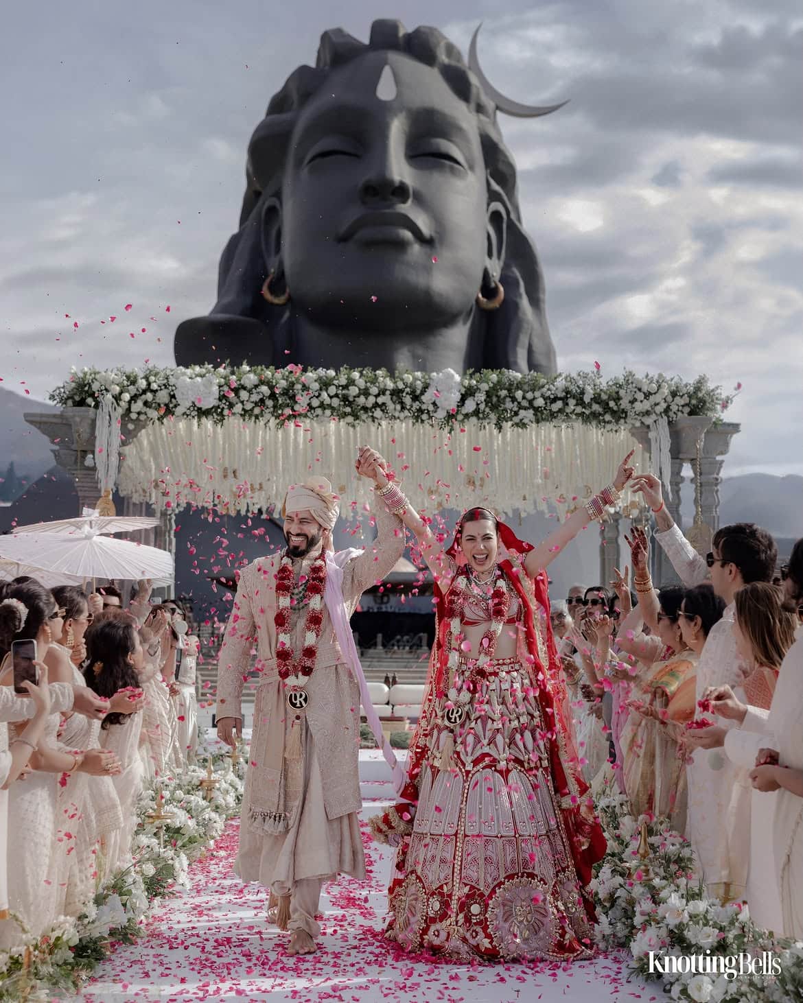 A few days after the marriage, Palak Purswani has shared her beautiful wedding photos on Instagram. These pictures of hers are becoming increasingly viral on social media and fans are showering her with lots of love.