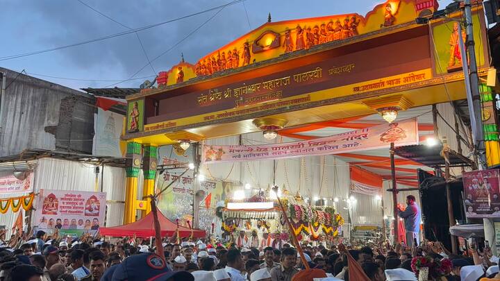 टाळ-मृदुंगाच्या गजरात ज्ञानोबा-तुकारामाचा नामघोष करत संत ज्ञानेश्वर महाराज आणि संत तुकाराम महाराजांच्या पालख्या पंढरपूरकडे मार्गस्थ झाल्या.