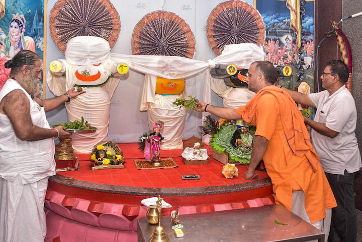 প্রতি বছর আষাঢ় মাসের শুক্লপক্ষের দ্বিতীয়া তিথিতে জগন্নাথদেবের বিখ্যাত রথযাত্রা অনুষ্ঠিত হয়। এই উৎসবকে ঘিরে পুরীতে লক্ষ লক্ষ ভক্তের সমাগম হয়। শুধু ভারত নয়, বিশ্বের বিভিন্ন প্রান্ত থেকেও মানুষ এই মহোৎসবে অংশ নিতে আসেন। রথযাত্রা ভক্তি, ঐতিহ্য ও আধ্যাত্মিকতার এক অনন্য প্রতীক।