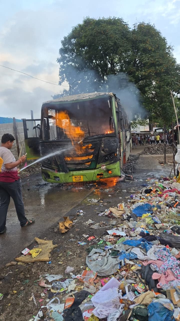 सटी महामंडळाची खडवली–पडघा फेरीवरील बस खडवली येथे धावत असताना अचानक आग लागली.