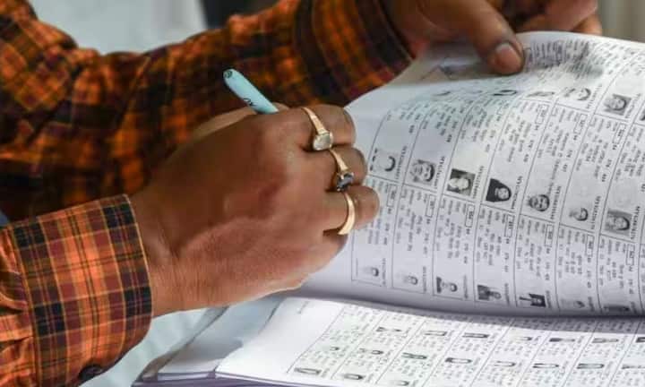 প্রথম দু’টি সিলেক্ট করলে বিধানসভা কেন্দ্র, বুথ নম্বর এবং সর্বশেষ SIR-এ মা-বাবার সিরিয়াল নম্বর দিতে হচ্ছে। শেষ বার ২০০০ সালে ভোটার তালিকা সংশোধন হয় এবং এ বছরের গোড়ায় ১২টি রাজ্য ও কেন্দ্রশাসিত অঞ্চলে SIR হয়। প্রথম দু’টিতে তথ্য না থাকলে, তৃতীয় অপশনটি সিলেক্ট করতে হচ্ছে। সেক্ষেত্রে কী হবে, তার উল্লেখ নেই।