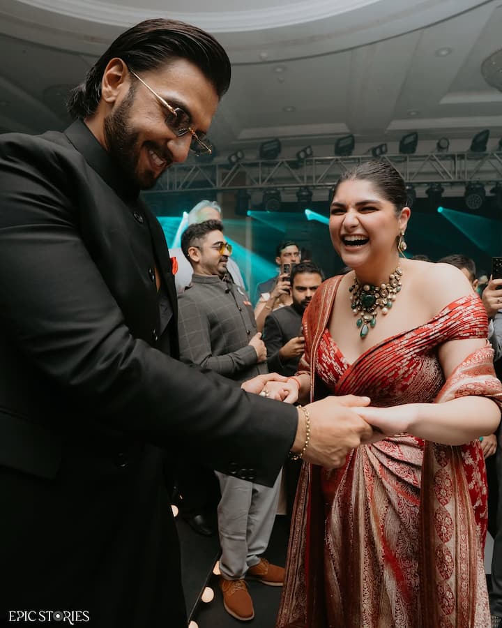 अंशुला कपूर के वेडिंग रिसेप्शन में रणवीर सिंह ने भी अपनी मौजूदगी से महफिल में चार चांद लगा दिए. ब्लैक आउटफिट में वो काफी हैंडसम लगें.