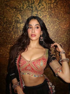Janhvi Kapoor: లక్షన్నర ఖరీదు చేసే బ్లాక్ లెహంగాలో జాన్వీ కపూర్