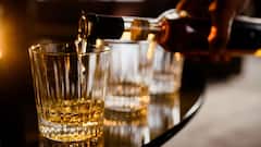 Strongest Alcoholic Drink: सिर्फ दो घूंट ही कर देंगे चारों खाने चित, जानें दुनिया की सबसे नशीली शराब में कितने प्रतिशत एल्कोहल?