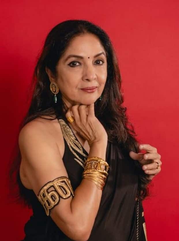 एक्ट्रेस नीना गुप्ता ने अपनी ऑटोबायोग्राफी 'सच कहूं तो' में अपनी जिंदगी के कई अनसुने पन्नों को खोला है. उन्होंने किताब में जिक्र किया था कि बचपन में जब वो दर्जी के पास कपड़े सिलवाने जाती थीं या डॉक्टर के पास चेकअप के लिए जाती थीं, तब कुछ लोगों ने उनके भोलेपन का फायदा उठाकर उनके साथ छेड़छाड़ की थी. उस उम्र में वो इतनी डर जाती थीं कि किसी से कुछ कह नहीं पाती थीं.
