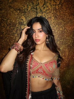 ब्लैक लहंगे में जाह्नवी कपूर ने गिराई बिजली, हर अदा पर दिल हार बैठे फैंस, देखें तस्वीरें