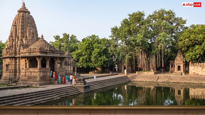 वनखंडेश्वर महादेव मंदिर (Vankhandeshwar Temple): पीताम्बरा पीठ परिसर के भीतर ही स्थित यह मंदिर शिव भक्तों के लिए बहुत खास है. पुरातत्वविदों और धार्मिक ग्रंथों के अनुसार, यह एक महाभारत-कालीन मंदिर है. ऐसा माना जाता है कि इस शिवलिंग की स्थापना स्वयं महाभारत काल में अश्वत्थामा ने की थी. यहाँ का वातावरण बेहद शांत और ध्यान लगाने के लिए उत्तम माना जाता है. सावन और महाशिवरात्रि पर यहाँ लाखों की संख्या में श्रद्धालु जल चढ़ाने आते हैं.