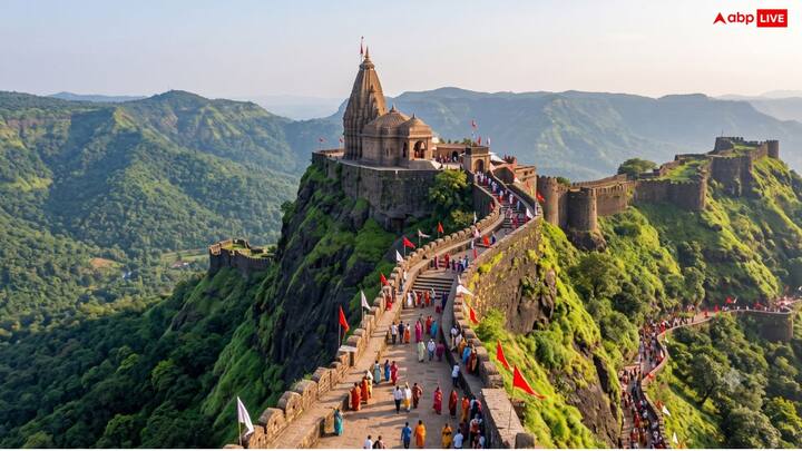 रतनगढ़ माता मंदिर (Ratangarh Mata Mandir) सिंध नदी के तट पर घने जंगलों के बीच बसा रतनगढ़ माता मंदिर आस्था का एक और बड़ा केंद्र है. यह दतिया से लगभग 55 किलोमीटर की दूरी पर स्थित है. भाई दूज का ऐतिहासिक मेला: हर साल दीपावली के अगले दिन (भाई दूज) यहाँ लाखों की संख्या में श्रद्धालु माता और कुंवर महाराज के दर्शन के लिए पहुंचते हैं. मान्यता: स्थानीय लोगों का अटूट विश्वास है कि कुंवर महाराज के नाम का धागा बांधने से जहरीले जीवों (जैसे सांप) के काटने का असर खत्म हो जाता है.