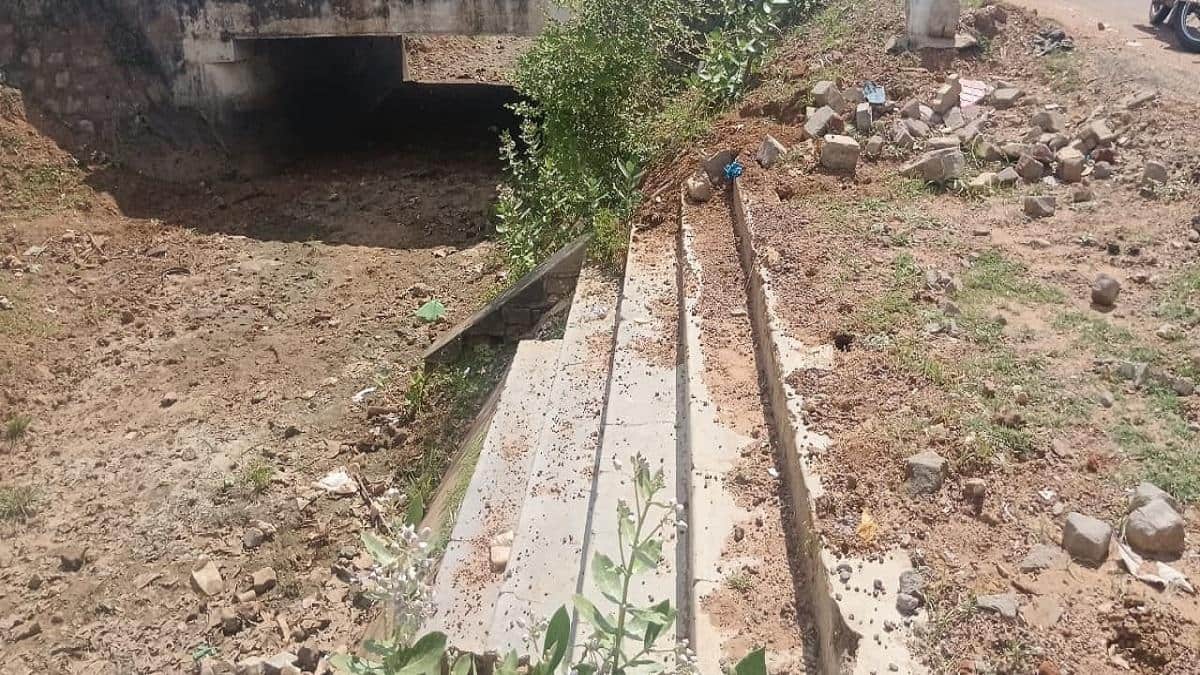 உயிருக்கு ஆபத்தாக மாறும் நிலையில் படித்துறை! பாசன வாய்க்காலில் சேதமடைந்த படிக்கட்டுகள்