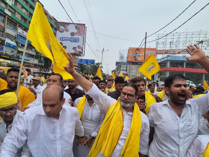 नामांकन से पहले प्रशांत किशोर ने पदयात्रा की. इस दौरान उनके समर्थकों की काफी भीड़ दिखी. इस भीड़ से प्रशांत किशोर भी गदगद दिखे.