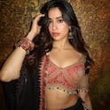 Janhavi Kapoor Black Outfit: काळ्या लेहेंग्यात जान्हवी कपूरचा रॉयल लूक; 1.5 लाखांच्या डिझायनर आउटफिटने वेधलं लक्ष, PHOTOs