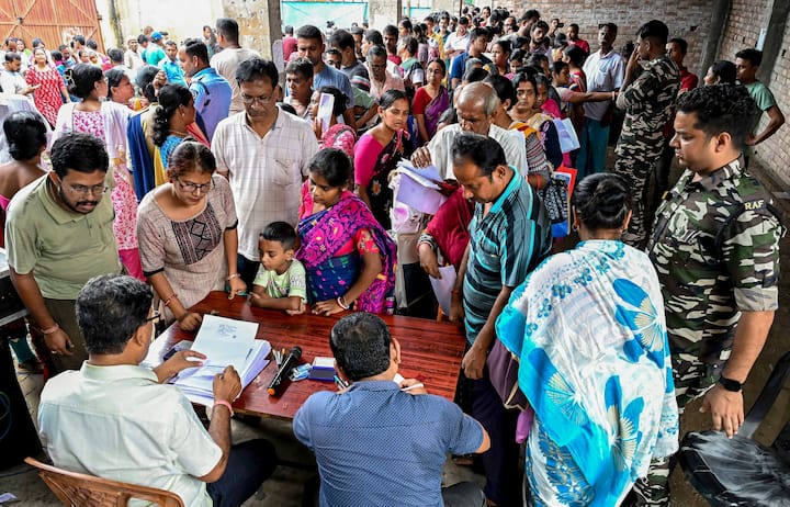 মুখ্যমন্ত্রী জানান, আগের সরকারের লক্ষ্মীর ভাণ্ডার প্রকল্পে ৫০০ টাকা পৌঁছে দিতে প্রায় ৯ মাস সময় লেগেছিল। সেখানে তাঁদের সরকার দেড় মাসের মধ্যেই প্রায় ১ কোটি ২০ লক্ষ মহিলার কাছে অন্নপূর্ণা যোজনার অর্থ পৌঁছে দিয়েছে বলে দাবি করেন তিনি। বাকি যোগ্য আবেদনকারীরাও পর্যায়ক্রমে এই সুবিধা পাবেন বলে আশ্বাস দেন।
