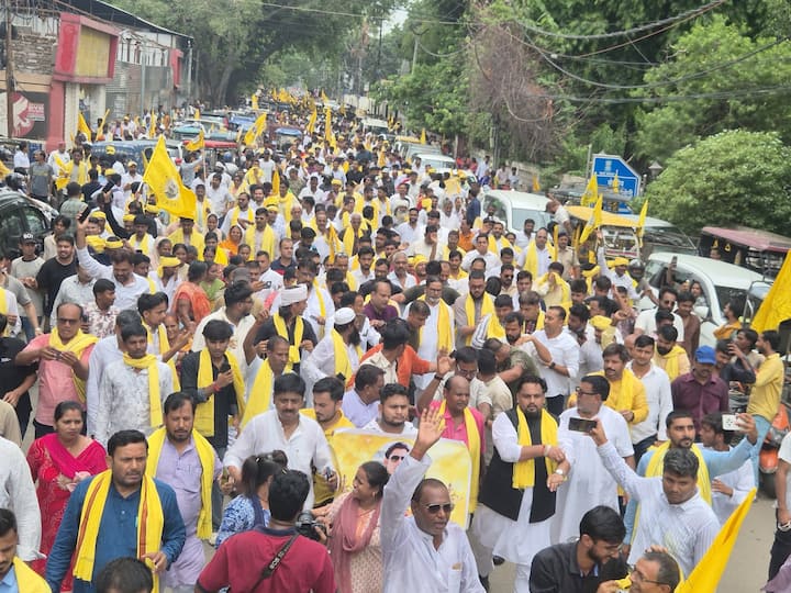 नामांकन दाखिल करने से पहले प्रशांत किशोर ने एबीपी न्यूज़ से बातचीत में बड़ा दावा किया. प्रशांत किशोर ने कहा कि भीड़ देख लीजिए, जनता ने बदलाव का मन बना लिया है.