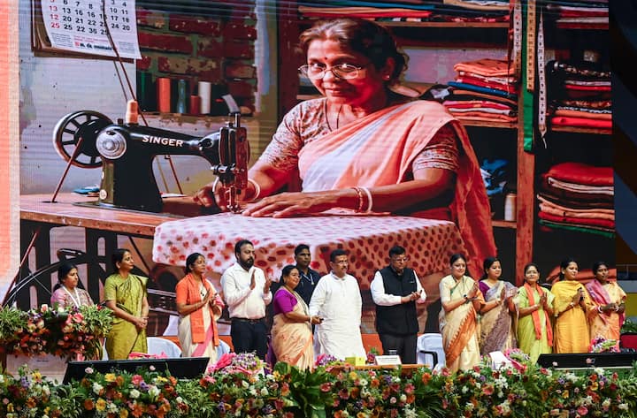 অন্নপূর্ণা যোজনার টাকা কবে পাব? এ প্রশ্ন অনেকের। অনেকেই হায়-হায় করছেন। তাঁদের উদ্দেশেই স্পষ্ট বার্তা দিলেন মুখ্যমন্ত্রী শুভেন্দু অধিকারী । তিনি স্পষ্ট জানিয়ে দিলেন, যোগ্য কোনও মহিলাই এই প্রকল্পের সুবিধা থেকে বঞ্চিত হবেন না। কিছু কারণে অনেকের অ্যাকাউন্টে এখনও টাকা না পৌঁছলেও, ধাপে ধাপে সব যোগ্য  প্রাপকের কাছেই অর্থ পৌঁছে দেওয়া হবে বলে আশ্বাস দিয়েছেন তিনি।