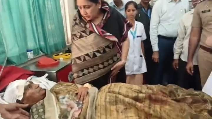 या रस्त्याला एका बाजूने वाहने सोडली जात आहेत. यापैकी एका ट्रकने मागून वारकऱ्यांना धडक दिल्याची माहिती आहे.