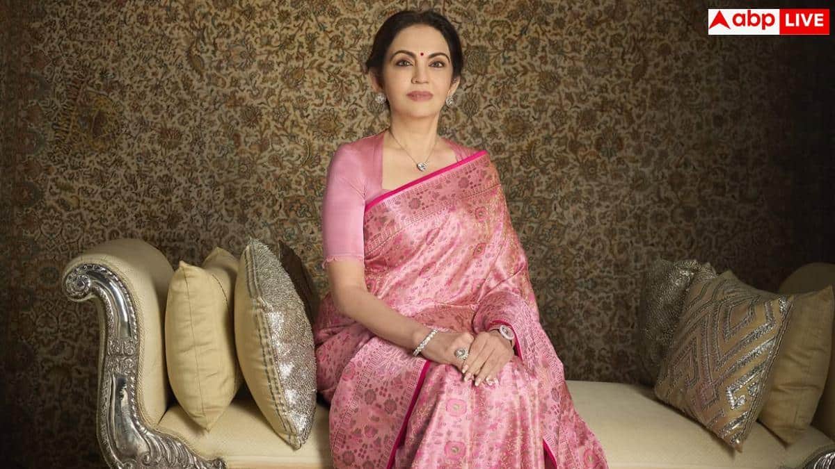 Nita Ambani Saree: नीता अंबानी ने हीरों के गहनों संग दिखाई शाही शान, 2 महीने में तैयार हुई यह बनारसी साड़ी