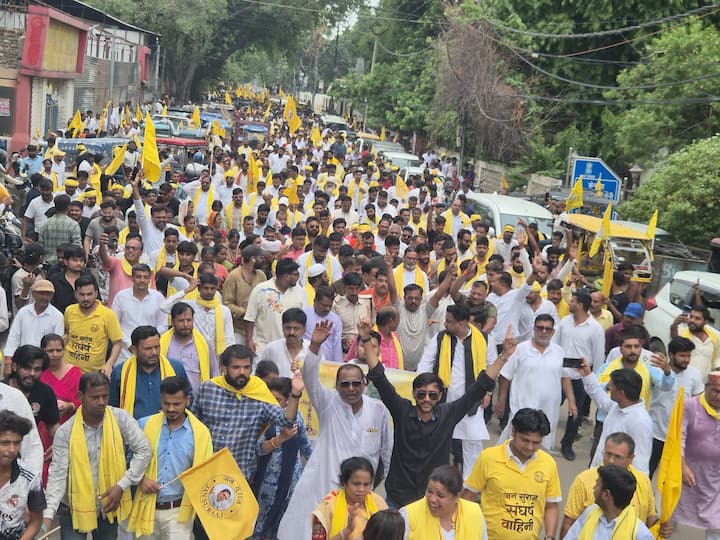 पदयात्रा से पहले स्काउट गाइड मैदान में प्रशांत किशोर ने जनसभा की. इसके बाद पदयात्रा करते पहुंचे वे नामांकन के लिए समाहरणालय पहुंचे.