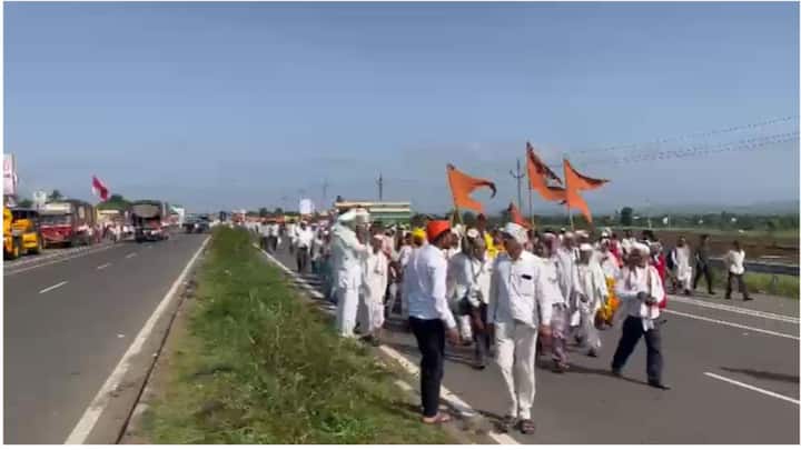 हे सर्व वारकरी आनंदाच विठुनामाचा गजर करत चालत होते. मात्र, या अपघातानंतर घटनास्थळी किंकाळ्या आणि रडण्याचे सूर ऐकायला येत होते.
