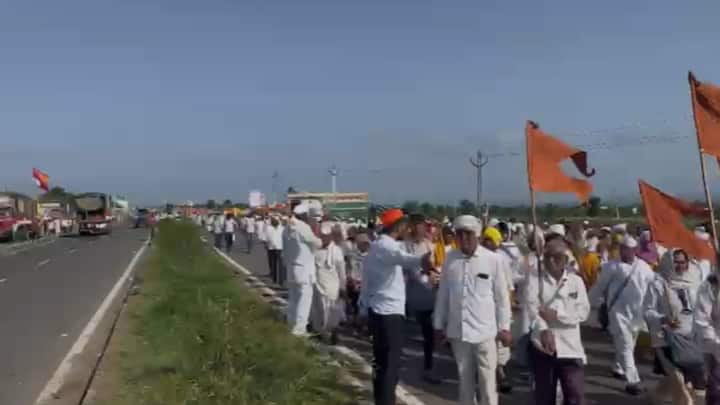 आज सकाळी हे वारकरी रस्त्यावरुन चालत असताना सामान वाहून नेणार एक ट्रक वारकऱ्यांच्या गर्दी शिरला. या ट्रकने पाठून सहा वारकऱ्यांना जोरदार धडक दिली.