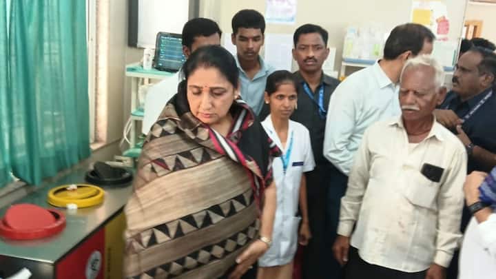 हे वारकरी ज्ञानोबा माऊलींच्या पालखीसोबत जात असताना हा प्रकार घडला. यापैकी तीन महिलांचा मृत्यू झाला असून आणखी काही वारकऱ्यांची प्रकृती गंभीर असल्याची माहिती आहे.