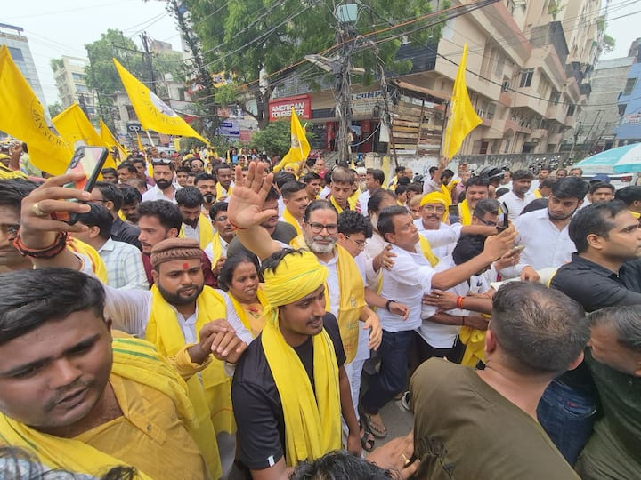 बातचीत में प्रशांत किशोर ने जीत का दावा किया और कहा कि कोई टिकने नहीं वाला नहीं है. जनता साथ है और बिहार के लिए काम करना है.
