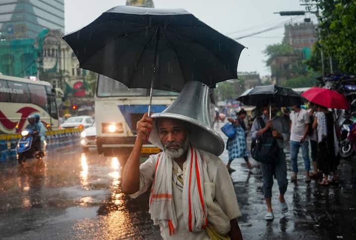 ভারী বৃষ্টি সতর্কতা রয়েছে উত্তরবঙ্গের উপরের দিকের ৫ জেলায়, অর্থাৎ দার্জিলিং, কালিম্পং, কোচবিহার, জলপাইগুড়ি এবং আলিপুরদুয়ারে। জারি রয়েছে হলুদ সতর্কতা।