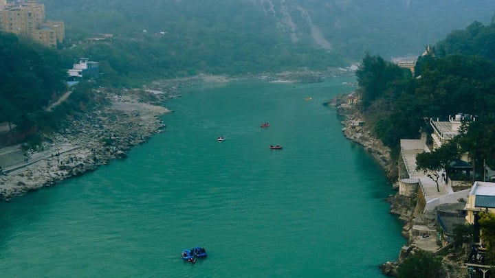 गंगा नदी की कुल लंबाई करीब 2525 किलोमीटर मानी जाती है. यह उत्तराखंड के गंगोत्री हिमनद से निकलती है और आगे चलकर भागीरथी और अलकनंदा नदियों के मिलने से गंगा का रूप लेती है. यहां से यह हरिद्वार, कानपुर, प्रयागराज, वाराणसी, पटना और भागलपुर जैसे कई शहरों से होते हुए बहती है और आखिर में पश्चिम बंगाल के सुंदरवन के रास्ते बंगाल की खाड़ी में जाकर मिल जाती है.