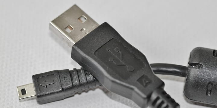 बता दें कि अगर आपका स्मार्टफोन 33W, 45W, 65W या इससे ज्यादा Fast Charging सपोर्ट करता है तो ऐसी स्थिति में सही केबल का इस्तेमाल बेहद जरूरी है. कई Fast Charging टेक्नोलॉजी के लिए स्पेशल टाइप की केबल की जरूरत होती है. ऐसे में अगर केबल उस टेक्नोलॉजी को सपोर्ट नहीं करती है तो फोन अपनी मैक्सिमम स्पीड से चार्ज नहीं होगा. इसलिए हमेशा ऐसी केबल चुनें जो आपके चार्जर और फोन की Fast Charging ताकत के अनुरूप हो.