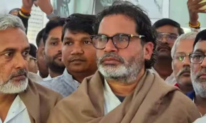 মোট আটটি মামলা রয়েছে প্রশান্তের নামে। বেআইনি জমায়েত, দাঙ্গা, সরকারি কর্মীকে কাজে বাধা দেওয়া, প্রতারণা, অপরাধমূলক মানহানির মামলা রয়েছে।