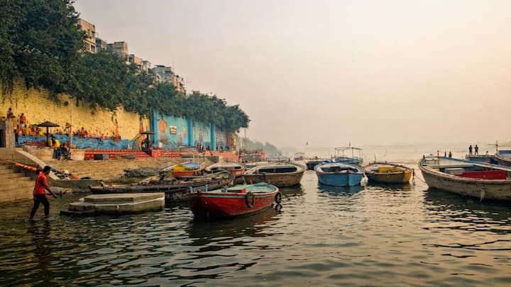 प्रयागराज के अलावा कुछ रिपोर्ट्स में वाराणसी को भी गंगा नदी का गहरा हिस्सा बताया गया है. रिपोर्ट के अनुसार वाराणसी के पास गंगा का काफी गहरा हिस्सा पाया जाता है, जहां कुछ घाटों के आसपास गहराई 30 मीटर से भी ज्यादा मापी गई है. इसके अलावा पटना के आसपास भी कुछ जगहों पर गंगा की गहराई ज्यादा बताई जाती है.