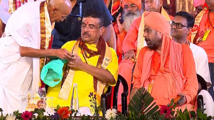 শনিবার থেকে শুরু হচ্ছে হুগলির তারকেশ্বরের বিখ্যাত শ্রাবণী মেলা। মঙ্গলবার কলসযাত্রা ও সন্ত সম্মেলনের মাধ্যমে সূচনা হল মেলার। সন্ত সম্মেলনে যোগ দেওয়ার পর মুখ্যমন্ত্রী শোনালেন ভবিষ্যৎ পরিকল্পনার কথা।
