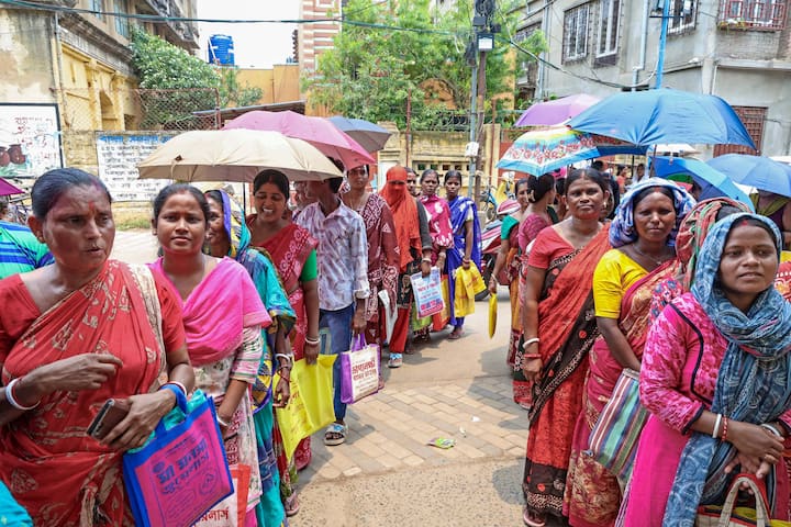 আধার লিঙ্কের সমস্যা: ব্যাঙ্ক অ্যাকাউন্টের সাথে আধার কার্ডের সঠিক সংযুক্তি (Aadhaar Seeding) না থাকা। তথ্যের অমিল: আপনার আবেদনপত্র বা রেশন কার্ডের নামের বানানের সাথে ব্যাঙ্ক অ্যাকাউন্টের নামের বানানে কোনও অমিল বা ভুল থাকা। নিষ্ক্রিয় ব্যাঙ্ক অ্যাকাউন্ট: দীর্ঘদিন লেনদেন না করার ফলে অ্যাকাউন্টটি বন্ধ (Dormant) হয়ে যাওয়া অথবা কেওয়াইসি (KYC) নথি জমা না থাকা।