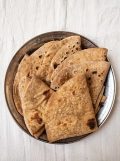 How To Make Chapati: चपात्या फुगतच नाही? लगेच कडक होतात? कणिक मळताना 'या' चुका टाळा, झटपट चपात्या करण्याचं सिक्रेट