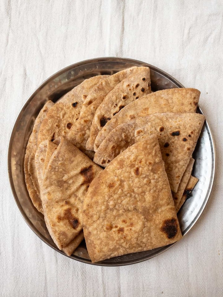 चपाती करण्याच्या पद्धती अनेकांच्या वेगवेगळ्या आहेत. पण दररोज चपात्या करूनही कणिक मळण्याची पद्धतीत बऱ्याचदा चूक होते.