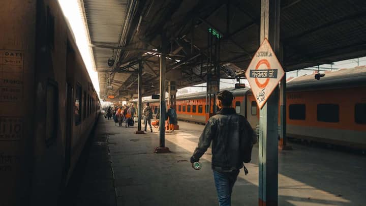 जंक्शन की बात करें, तो जंक्शन उस स्टेशन को कहा जाता है, जहां कम से कम तीन अलग-अलग रास्ते आकर मिलते हैं. यानी उस स्टेशन पर ट्रेन एक साथ कई दिशाओं से आ भी सकती है और जा भी सकती है. भारत में तीन सौ से ज्यादा जंक्शन स्टेशन हैं. बता दें कि मथुरा जंक्शन को देश का सबसे बड़ा जंक्शन माना जाता है, क्योंकि वहां से सात अलग-अलग रास्ते निकलते हैं.