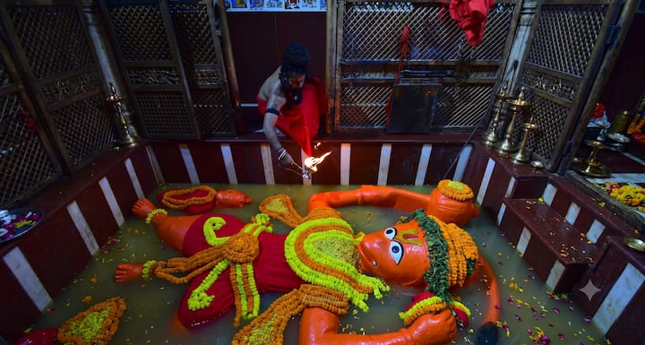 The huge statue of Hanuman ji installed in the temple is considered to be about 20 feet tall. This statue is seated in the sacred sanctum sanctorum, about 6 to 7 feet below the ground level. Under his right hand is the form of Ahiravana and under his left hand is the form of Kamada Devi, which is considered a symbol of his amazing might and divinity.