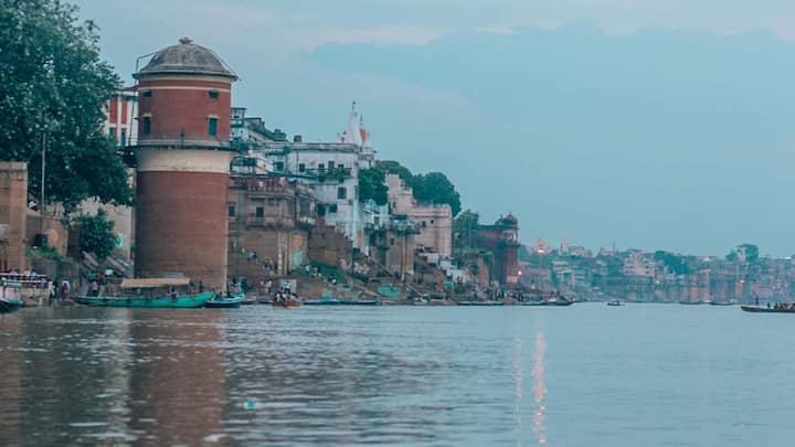 बरसात के मौसम में गंगा नदी की गहराई और भी बढ़ जाती है, क्योंकि पहाड़ों पर बर्फ पिघलने और भारी बारिश होने से नदी में पानी की मात्रा काफी बढ़ जाती है. ऐसे में जो जगहें पहले से ही गहरी मानी जाती हैं, जैसे प्रयागराज और वाराणसी, वहां मानसून के दौरान पानी का बहाव और भी तेज हो जाता है. यही वजह है कि बारिश के मौसम में इन शहरों में गंगा स्नान करते समय लोगों को खास सावधानी बरतने की सलाह दी जाती है.